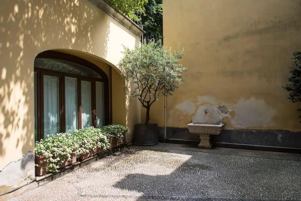 Hidden Retreat - Duomo Apartment Милано Екстериор снимка