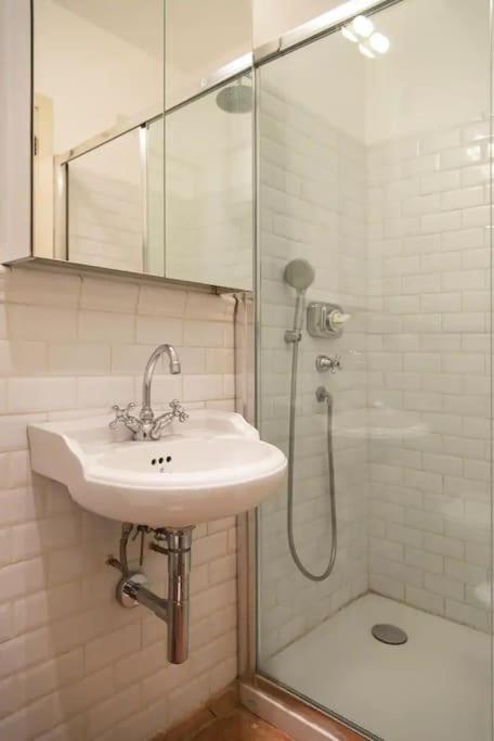 Hidden Retreat - Duomo Apartment Милано Екстериор снимка