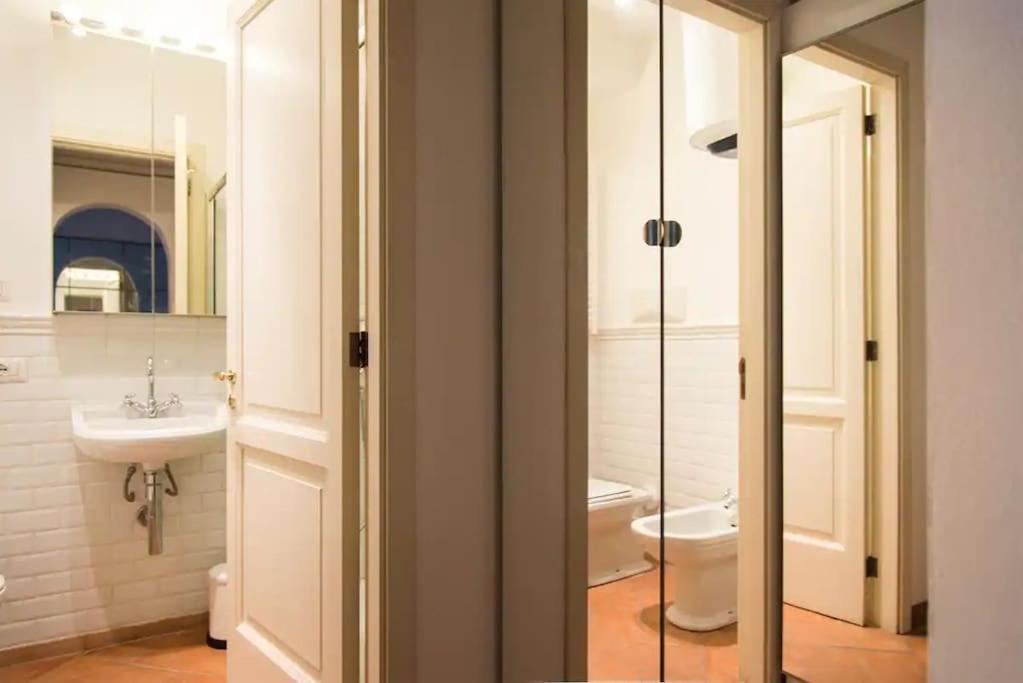 Hidden Retreat - Duomo Apartment Милано Екстериор снимка
